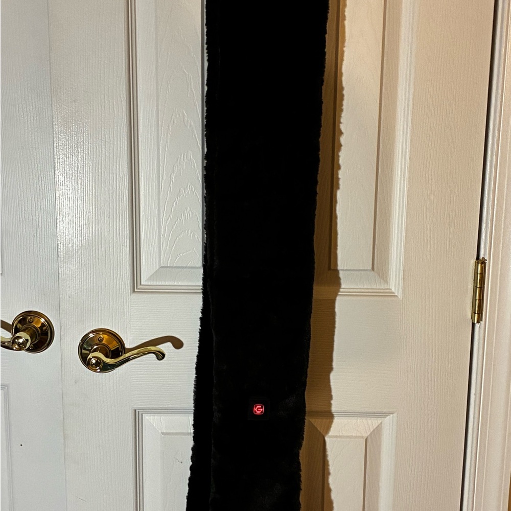 Women's Black Faux-fur Heated Scarf - Picture 7 of 7